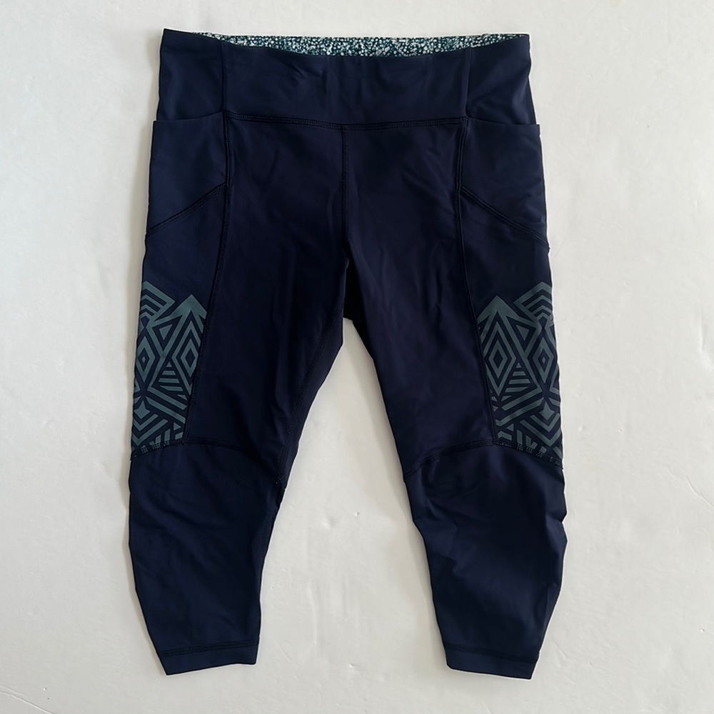 Lululemon Stash It Crop Aztec Geo Blue Reflective, Size 8, EUC